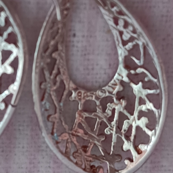 Delicate 925 Sterling Silver Cut Out Tear Drop Dangle Earrings - Picture 7 of 7